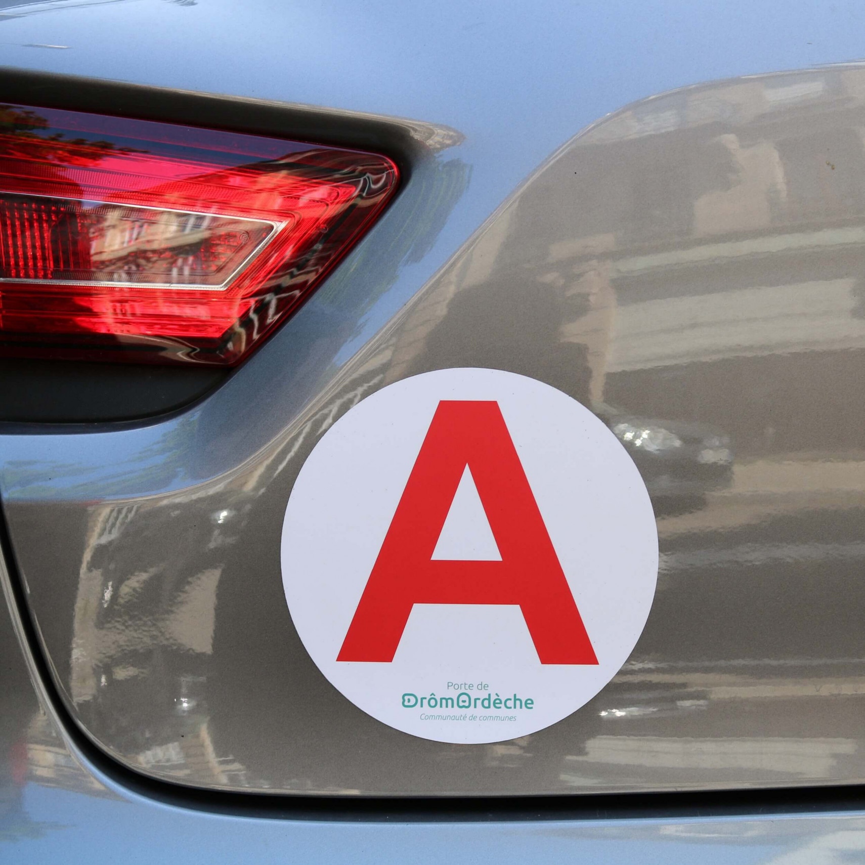 Où se place le disque « A » pour les jeunes conducteurs ? – CapCar
