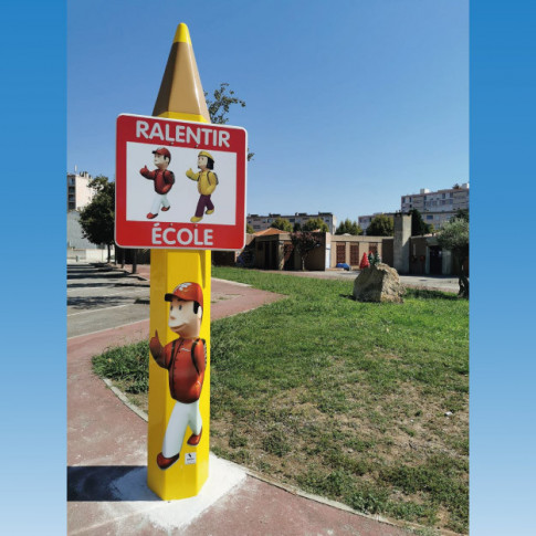 Totem de signalétique pour école