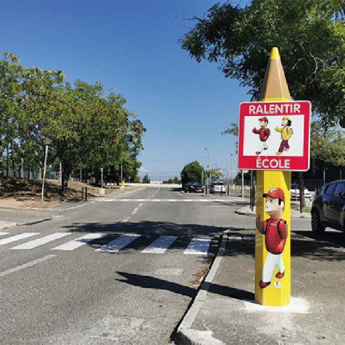 Totem de signalétique pour école