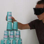 Pyramide de gobelets avec 2...