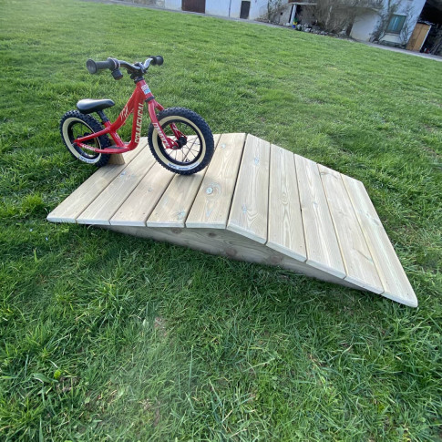 Kleine Pyramide für Kinderparcours