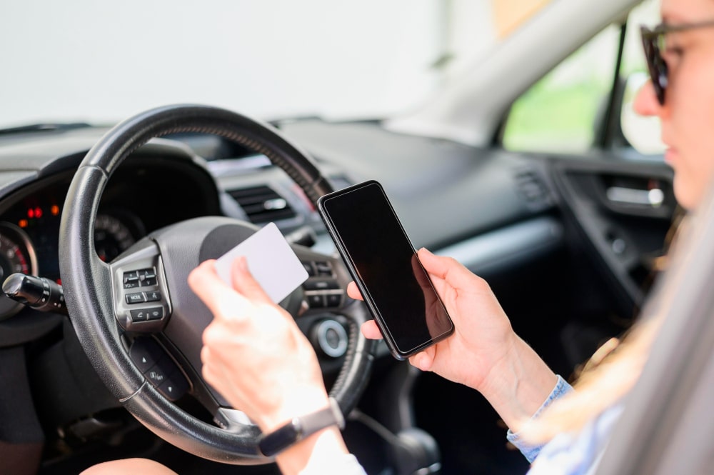 Comment utiliser son téléphone en toute sécurité en voiture? - Enjoy the  road with Auto5