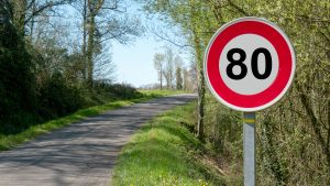 Panneau de signalisation limitant la vitesse maximale à 80m/h sur une route départementale française.