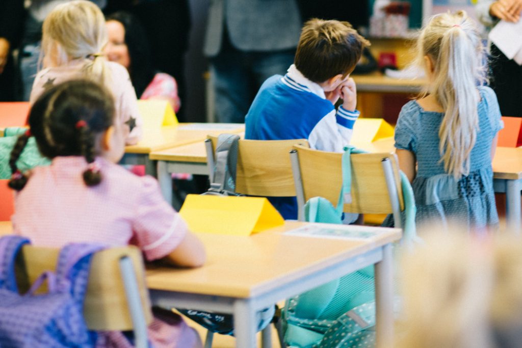 enfants en salle de classe à l'école