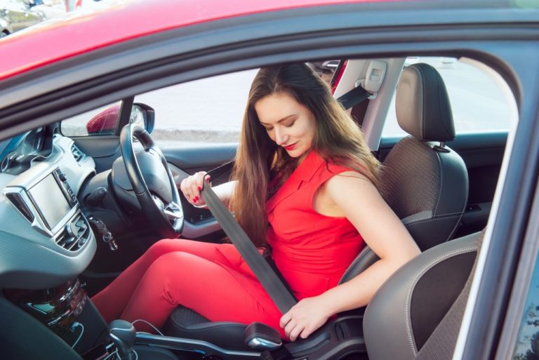 Ceinture de sécurité : premier geste de survie en voiture !