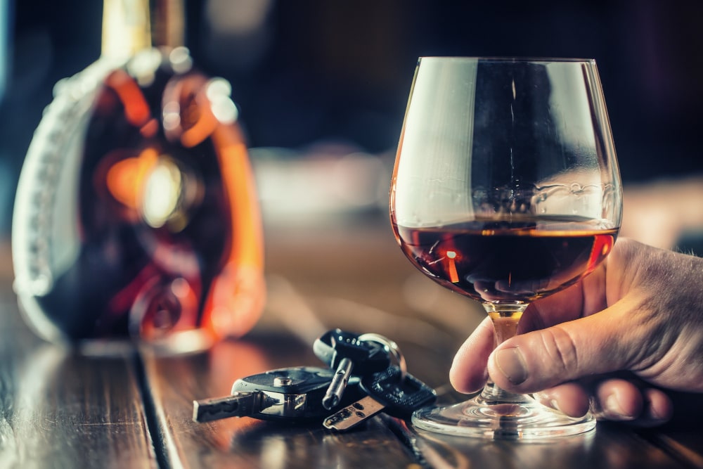 verre d'alcool et clés de voiture sur une table, alcool au volant sanction