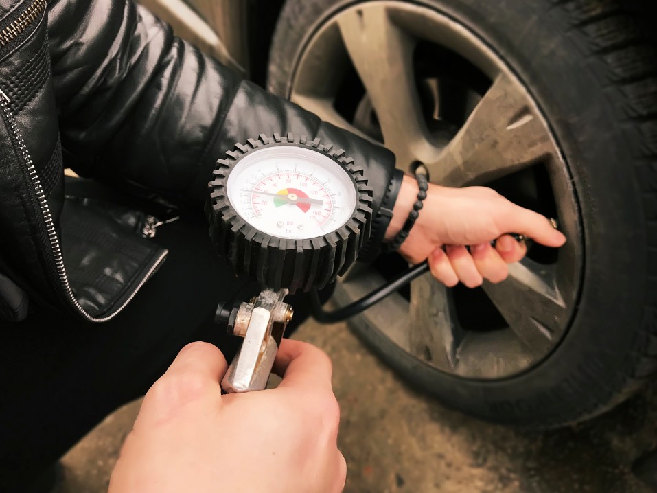 Comment vérifier la pression de gonflage du pneu avec une jauge de