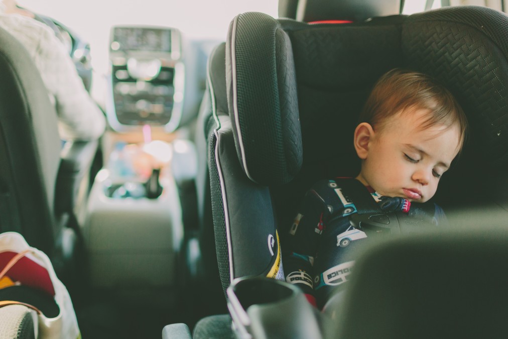 Sécurité en voiture : rehausseurs de siège pour les enfants à