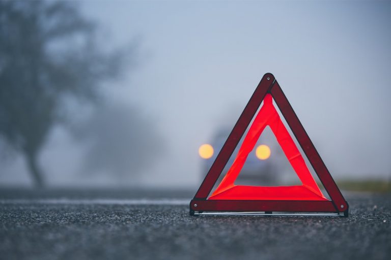 Triangle de pré-signalisation et kit de sécurité routière