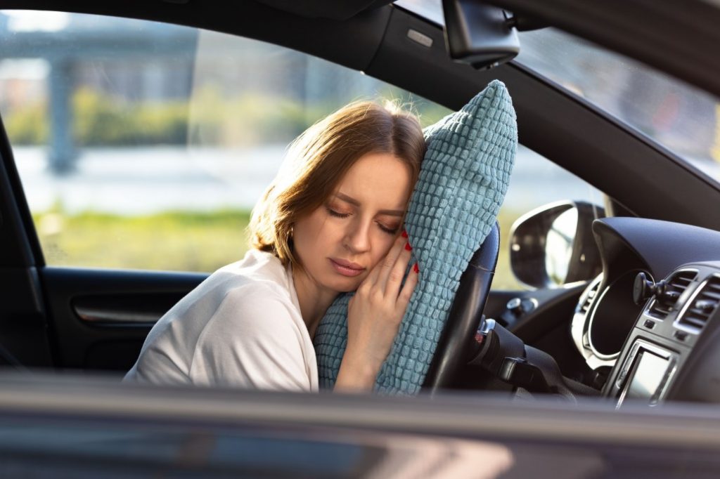 fatigue au volant femme et coussin