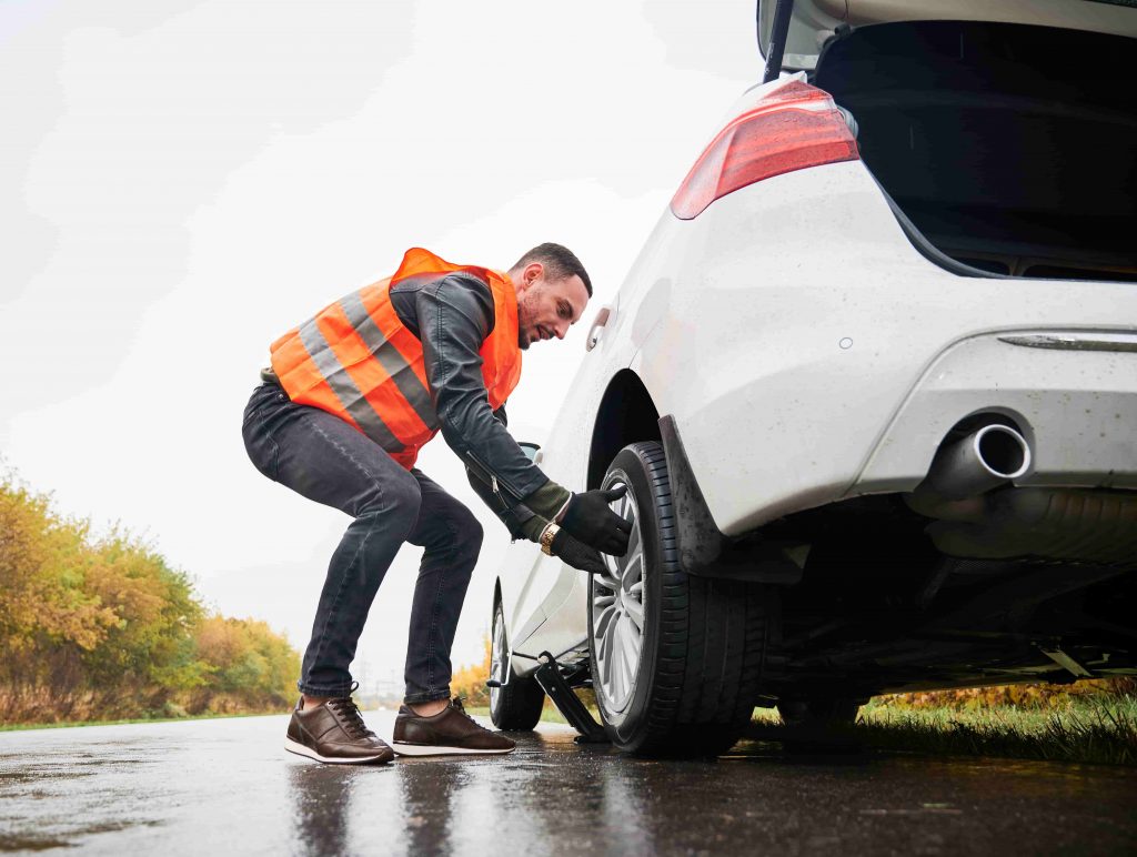 Changer une roue : outils indispensables à avoir en voiture