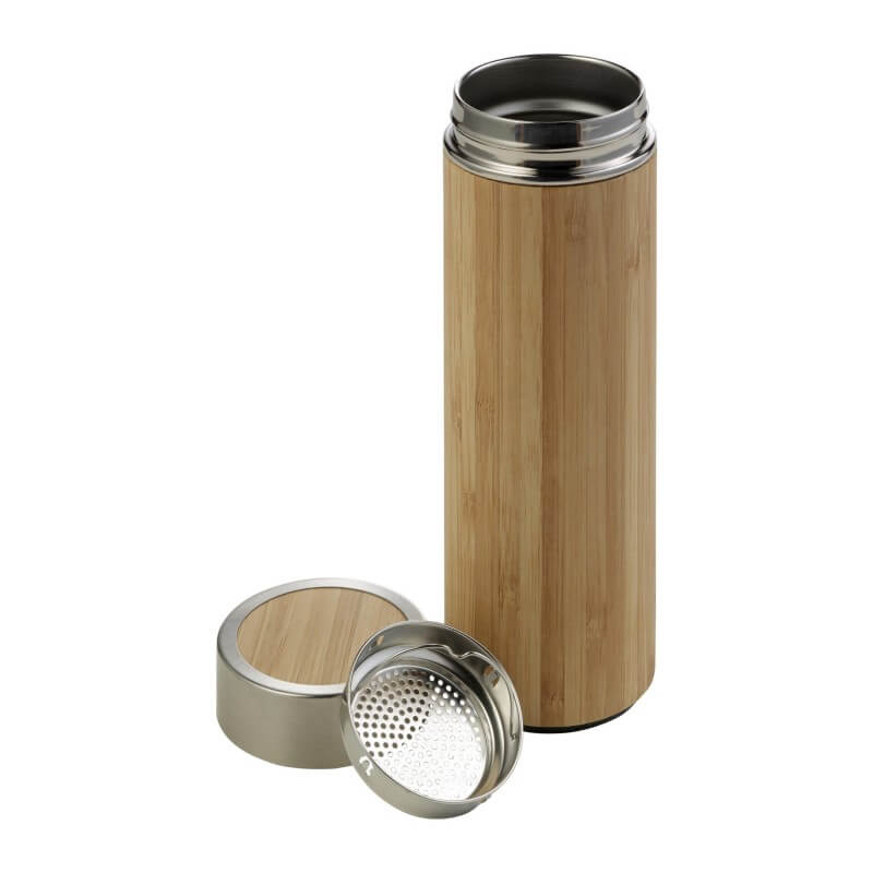 Image d'une bouteille thermos en aluminium et bambou avec le bouchon ouvert et un infuseur