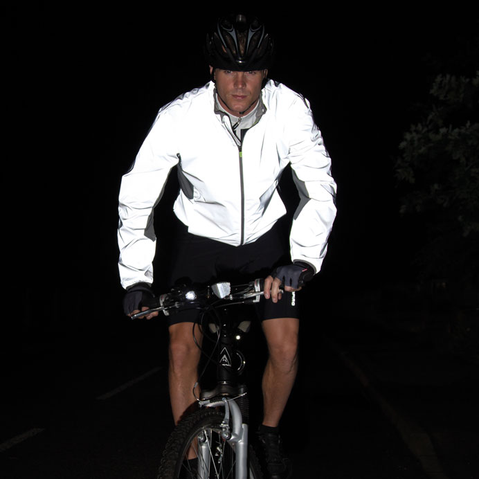 cycliste avec veste entièrement réfléchissante. Visibilité piéton et nouvelles mobilités