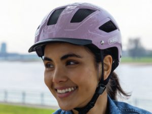 photo d'un casque vélo rose portée par une femme - durée de vie