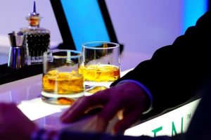 verres posés sur un bar en évidences - qu'est ce que le ghb ?