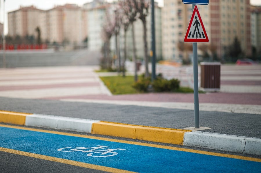 Panneau de signalisation avec voie cyclable