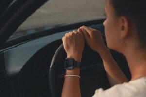 Femme au volant d'une voiture perdu dans ses pensées