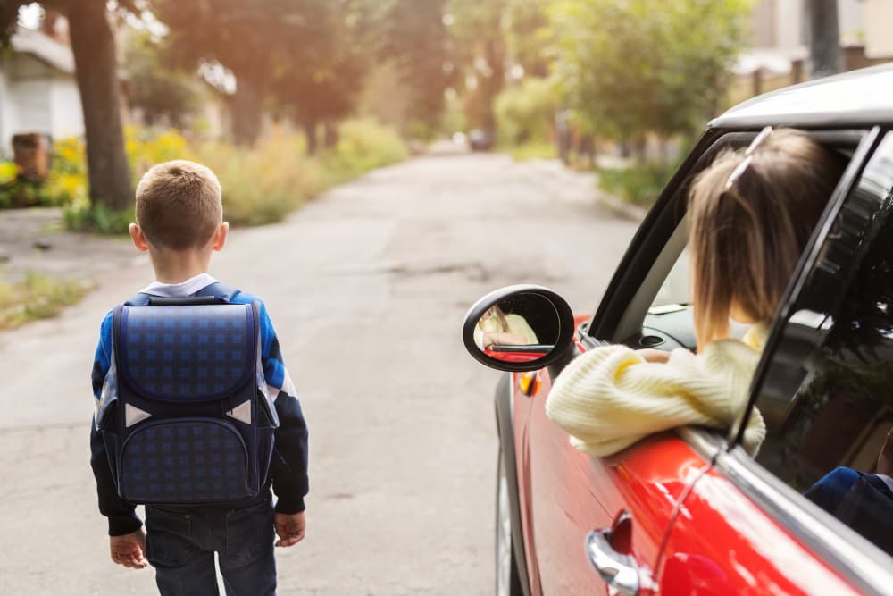 Découvrez comment apprendre le code de la route à son enfant