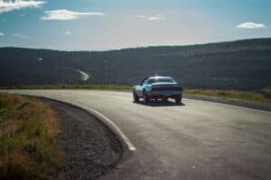 Voiture sur une route avec verglas d'été