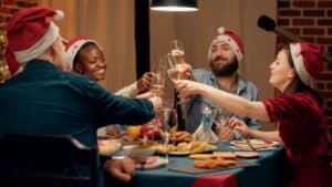 Personnes trinquant un verre lors d'un repas de noël