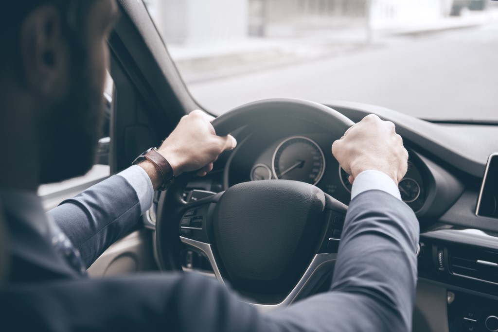 Personne au volant d'une voiture