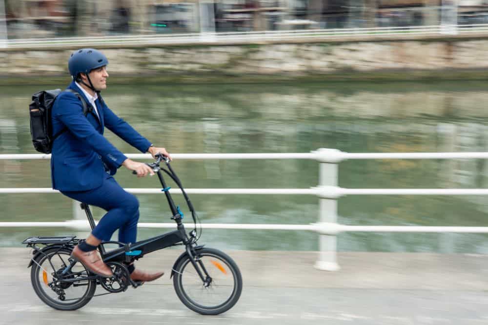 homme circulant en edpm