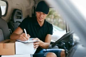 chauffeur livreur dans sa camionette