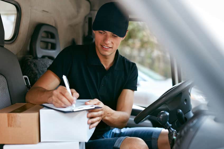 chauffeur livreur dans sa camionette