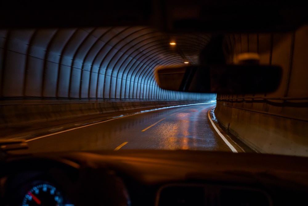voiture dans un tunnel