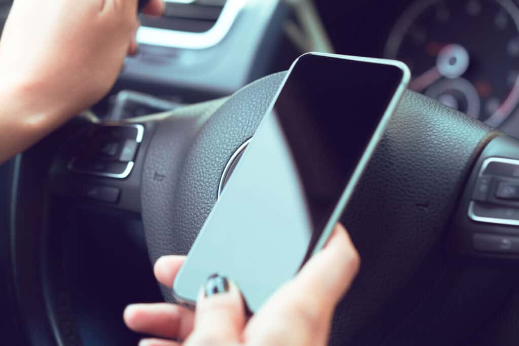 smartphone au volant d'une voiture