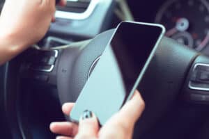 smartphone au volant d'une voiture
