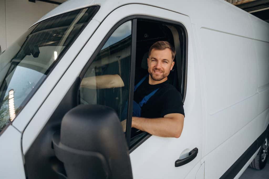 homme au volant d'un véhicule utilitaire