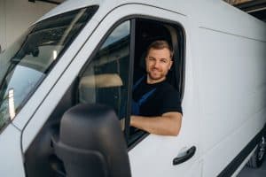 homme au volant d'un véhicule utilitaire