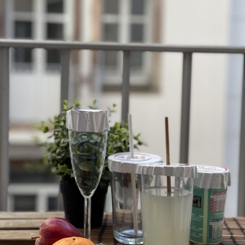 Coupe de champagne posée sur une table à côté de verres disposant de couvercles anti drogues