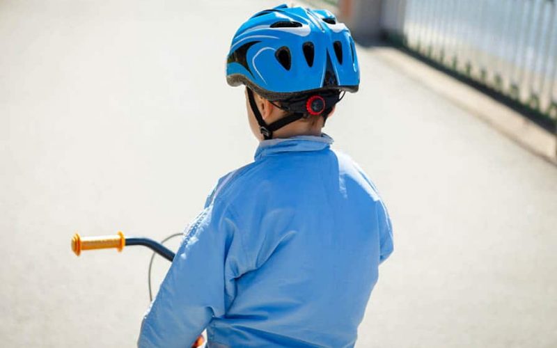 Enfant avec casque sur son vélo