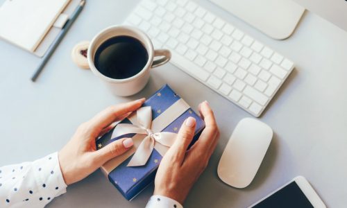 Cadeau d'entreprise dans un bureau