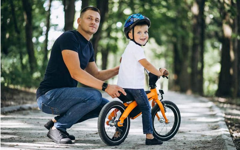 Parent et enfant avec casque à vélo